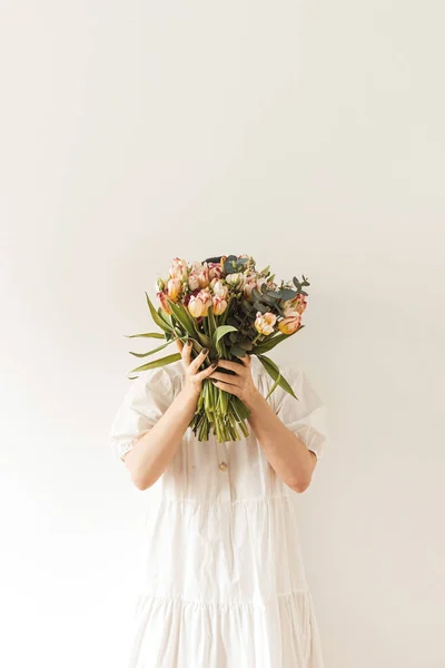 Mujer Bonita Joven Vestido Blanco Con Flores Tulipán Ramo Las — Foto de Stock