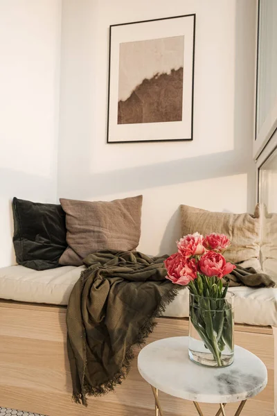 Gemütlicher Wohnbereich Mit Loggia Liege Weißer Wand Mosaikfliese Marmortisch Mit — Stockfoto