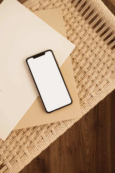 Blanco Touchscreen Mobiele Telefoon Rieten Achtergrond Vlakke Lay Bovenaanzicht Lege — Stockfoto