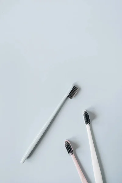 Zahnbürsten Auf Blauem Hintergrund Flache Lage Draufsicht Minimale Mundpflege Dentalhygienekonzept — Stockfoto