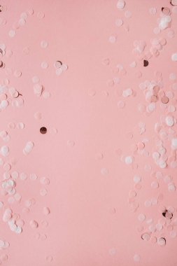 Rengarenk pembe, kırmızı parlayan konfetilerin arka planı. Tatil kavramı