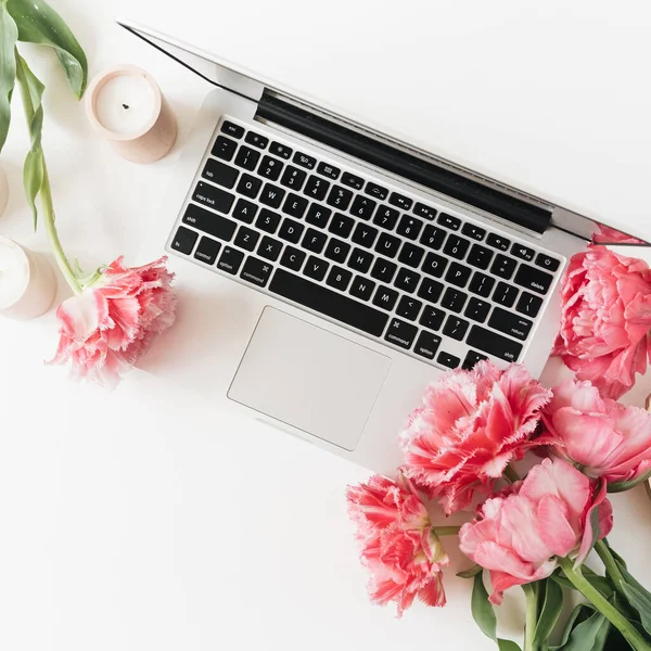 Laptop Mooie Roze Pioenroos Tulp Bloemen Witte Achtergrond Flat Lay — Stockfoto