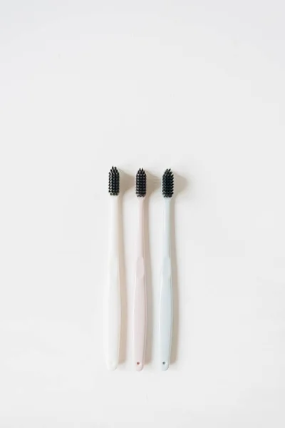 Cepillos Dentales Cuidado Oral Sobre Fondo Blanco Plano Laico Vista — Foto de Stock