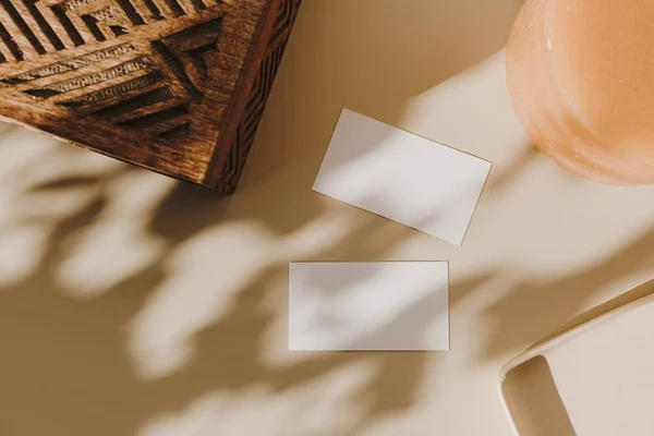 Cartões Papel Branco Com Espaço Cópia Mockup Caixão Madeira Vela — Fotografia de Stock