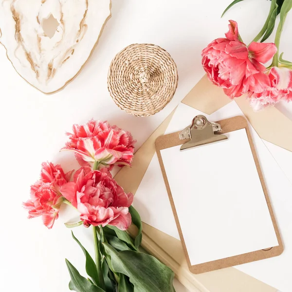 Leere Klemmbrettablage Aus Papier Mit Kopiervorlage Schöner Schreibtischarbeitsplatz Home Office — Stockfoto