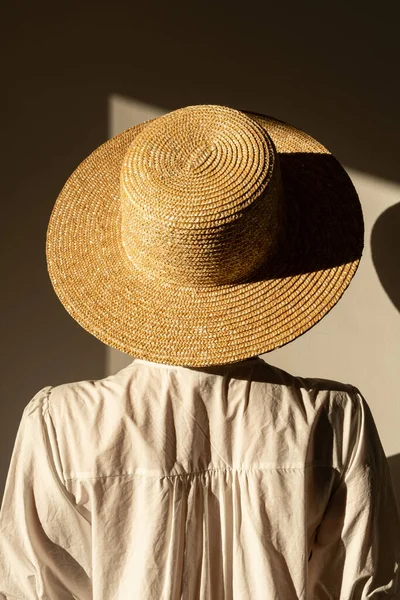 Joven Mujer Bonita Sombrero Paja Vestido Vestido Blanco Sombra Luz — Foto de Stock