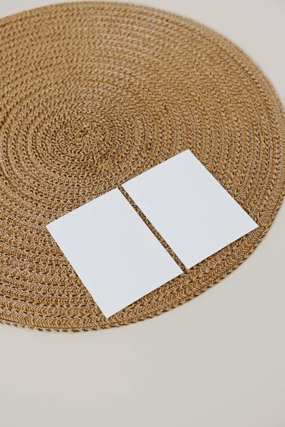 Blanco Papieren Kaarten Met Mockup Kopieerruimte Rieten Servet Beige Achtergrond — Stockfoto