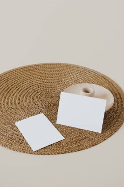 Boş fotokopi alanı ve bej arka planda hasır peçete olan boş kağıt kağıtlar. İş modeli şablonu.