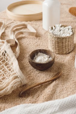 Güzellik, bej havluda kulak çubukları, havlu, pudra ve ip torbası olan sağlık hizmeti kompozisyonu. Kadın güzellik tedavi rutin konsepti