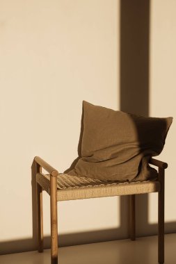 Hasır bankta yastık Duvarda güneş ışığı gölgeleri