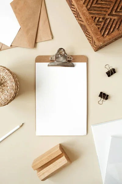 Tableta Portapapeles Con Hoja Papel Blanco Espacio Trabajo Escritorio Oficina —  Fotos de Stock