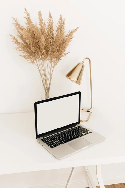 Laptop Pustym Ekranem Przestrzeń Kopia Białym Stole Złotą Lampą Bukiet — Zdjęcie stockowe