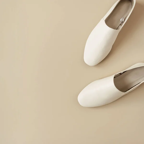Fashion Collage Met Witte Leren Pantoffels Voor Dames Neutraal Beige — Stockfoto