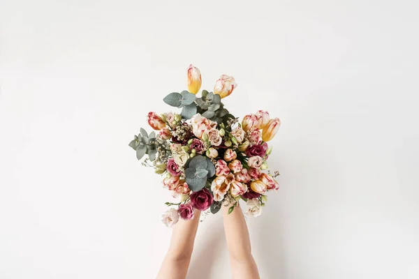 Vrouwenhanden Met Bloemenboeket Tegen Een Witte Muur Vakantie Viering Bruiloft — Stockfoto