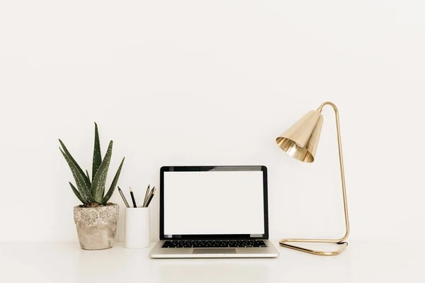 Laptop Met Blanco Kopieerruimte Scherm Witte Tafel Met Gouden Lamp — Stockfoto