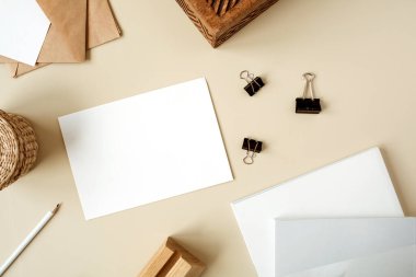 Boş kağıt yaprak. Ağlı davetiye kartı. Düz yatış, boş kopyalama alanı olan üst görünüm modeli