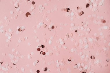 Pembe kutlama arka planında bayram köpüklü konfeti. Düz yatış, üst görünüm