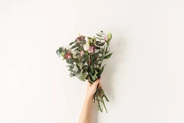 Mão Feminina Segurando Flores Coloridas Rosas Buquê Contra Parede Branca — Fotografia de Stock