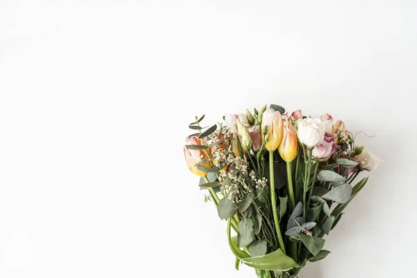 チューリップ ユーカリの花は白い背景に花束 フラットレイアウト トップビューお祝いの休日の花のコンセプト — ストック写真