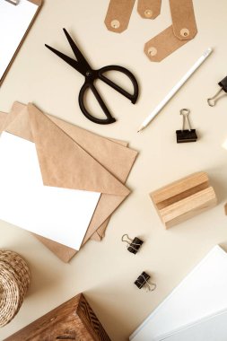 Boş kağıt ve zarf. Ağlı davetiye kartı. Düz yatış, üst görünüm