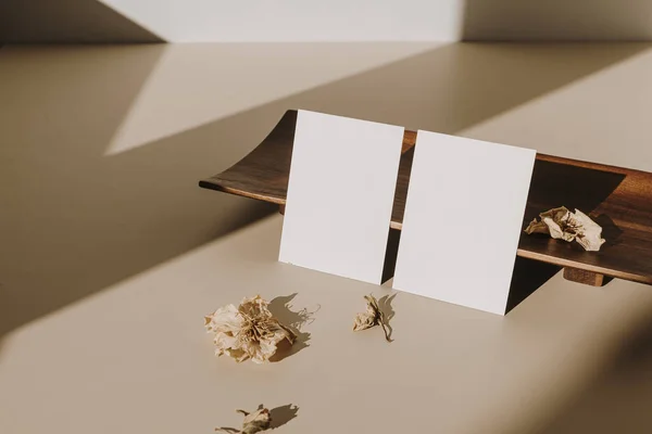 Cartões Papel Branco Com Espaço Cópia Vazio Bandeja Madeira Flores — Fotografia de Stock