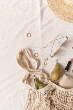 Moda kadın bijouterie ve aksesuar kompozisyonu. Kadın yaşam tarzı, tarafsız arka planda gelişigüzel bir kolaj. Güzellik günlüğü.