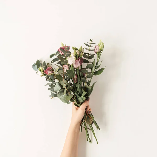 Жіноча Рука Тримає Барвисті Троянди Квіти Букет Білій Стіні Свято — стокове фото
