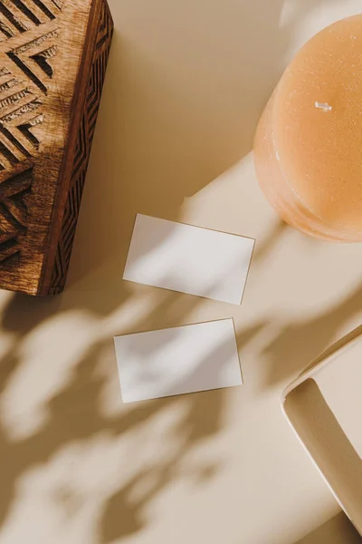 Cartões Papel Branco Com Espaço Cópia Vazio Caixão Madeira Velas — Fotografia de Stock