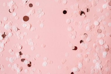 Rengarenk pembe, kırmızı parlayan konfetilerin arka planı. Tatil kavramı