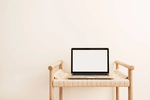 Portátil Con Pantalla Blanco Banco Mimbre Contra Pared Blanca Plantilla — Foto de Stock