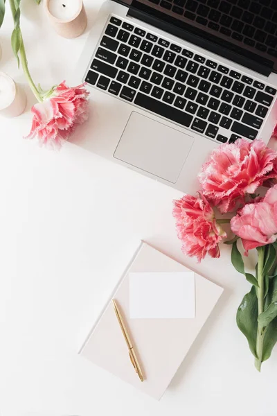 Laptop Belas Flores Tulipa Peônia Rosa Cartão Folha Papel Branco — Fotografia de Stock