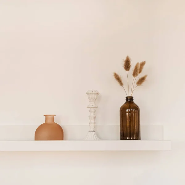 Weißes Regal Weißer Wand Mit Flasche Vase Flauschigen Pom Pom — Stockfoto