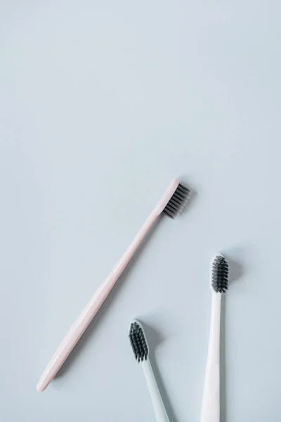 Zahnbürsten Auf Blauem Hintergrund Flache Lage Mundpflege Von Oben Dentalhygienekonzept — Stockfoto