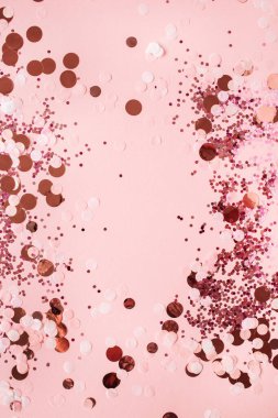 Rengarenk pembe, kırmızı parlayan konfetilerin arka planı. Tatil kavramı