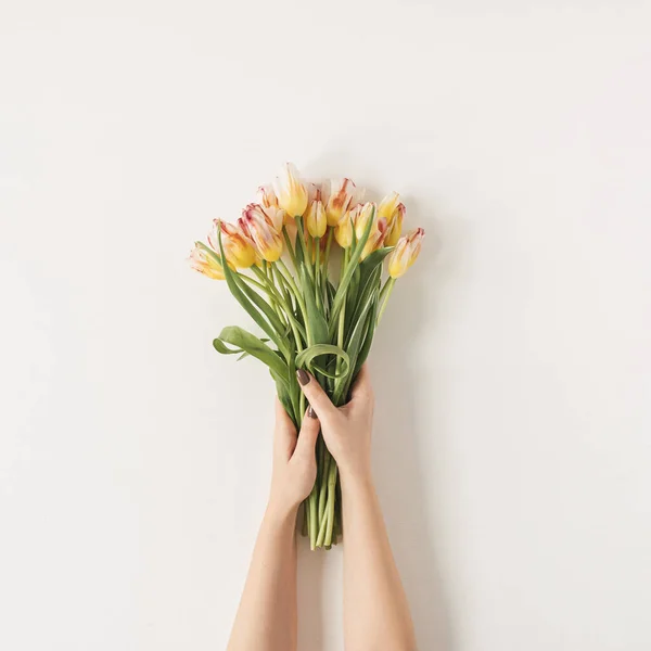 Las Manos Las Mujeres Sosteniendo Flores Tulipán Ramo Contra Pared — Foto de Stock