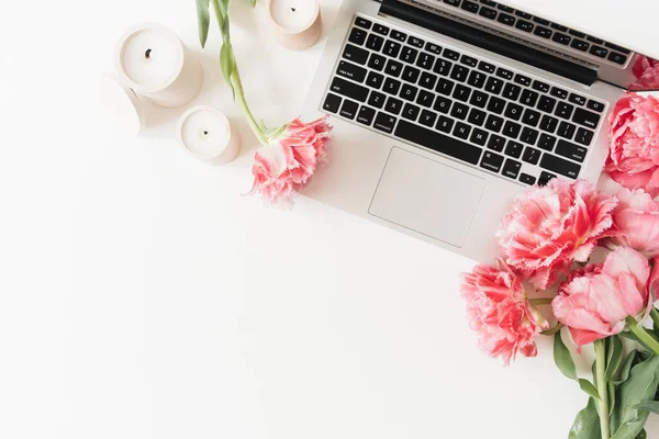 Laptop Roze Pioenroos Tulp Bloemen Witte Tafel Flat Lay Bovenaanzicht — Stockfoto