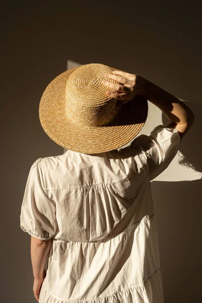 Jeune Jolie Femme Chapeau Paille Robe Blanche Robe Soleil Ombre — Photo