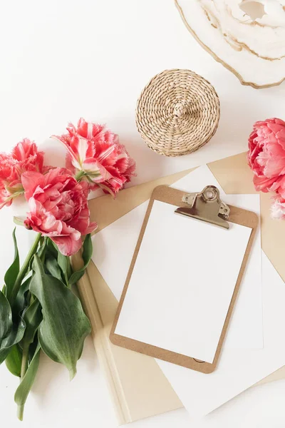 Leere Klemmbrettablage Aus Papier Mit Kopiervorlage Schöner Schreibtischarbeitsplatz Home Office — Stockfoto