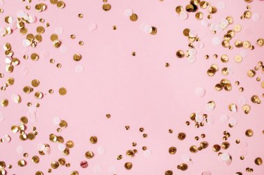 Pembe arka planda model çerçeveli renkli altın parıltılı konfetilerin arka planı. Bayram konsepti. Noel zamanı. Düğün için. Doğum günü. Anneler Günü. Sevgililer Günü. Düz yatış, üst görünüm