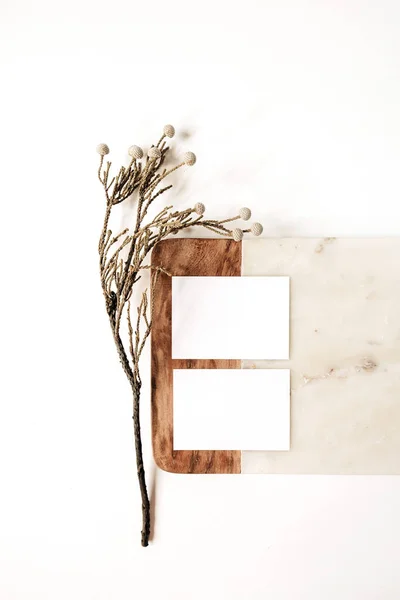 Blanco Papieren Kaarten Met Mockup Kopieerruimte Marmeren Bord Witte Achtergrond — Stockfoto