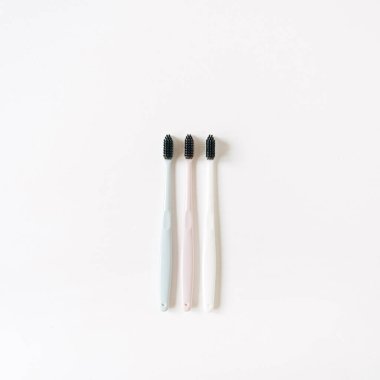 Beyaz arka planda diş fırçaları. Düz yatış, üst görünüm ağız bakımı, diş temizliği konsepti.