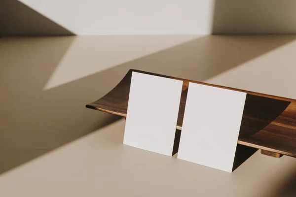 Prázdné Papírové Listy Makupem Kopírovat Prostor Dřevěný Podnos Slunečním Světlem — Stock fotografie