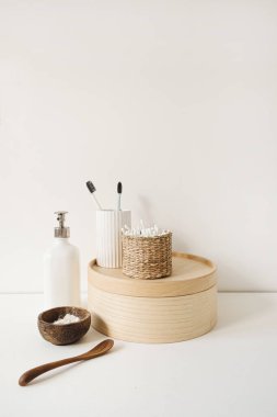 Diş macunu, toz, diş fırçası, beyaz masadaki sıvı sabun gibi kulak çubukları ile güzellik hizmeti bileşimi. Kadınların güzellik tedavi rutin konsepti