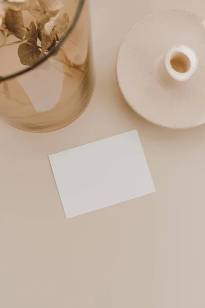 空白纸片卡带模拟复制空间 桉树分枝在玻璃瓶米色背景 平面布局 顶视图最小业务品牌模板 — 图库照片