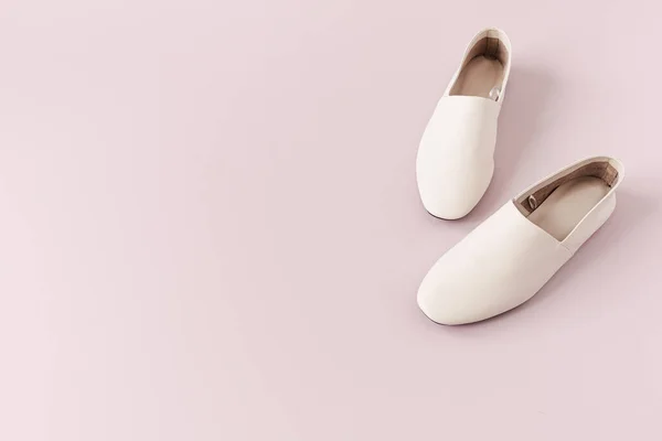 Fashion Collage Met Witte Leren Pantoffels Voor Dames Roze Minimaal — Stockfoto