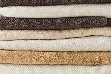 Katlanmış banyo havluları yığını. Sağlık, tedavi, hijyen konsepti.