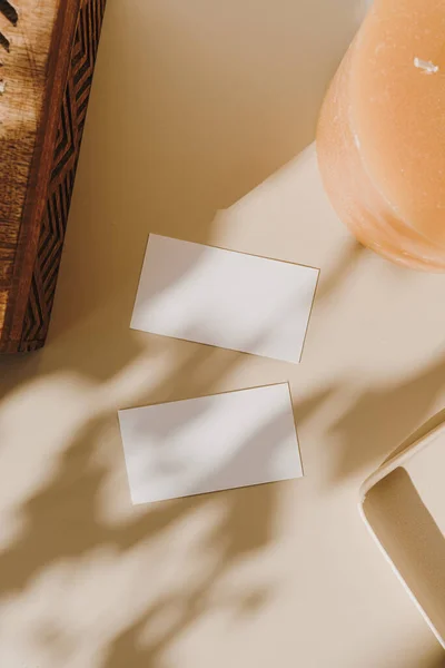 Cartões Papel Branco Com Espaço Cópia Mockup Caixão Madeira Vela — Fotografia de Stock