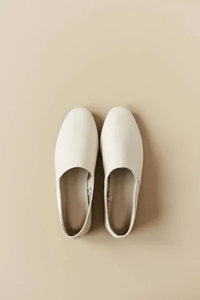 Collage Moda Con Zapatillas Cuero Blanco Mujer Beige Neutro Mínimo — Foto de Stock