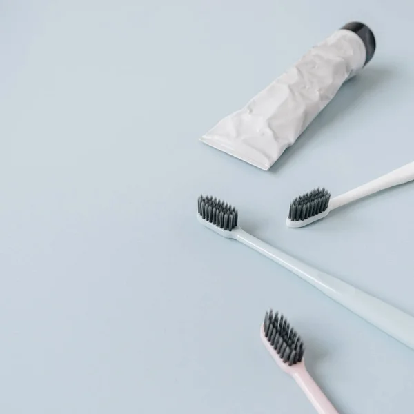 Zahnbürsten Zahnpasta Auf Blauem Hintergrund Flache Lage Mundpflege Von Oben — Stockfoto