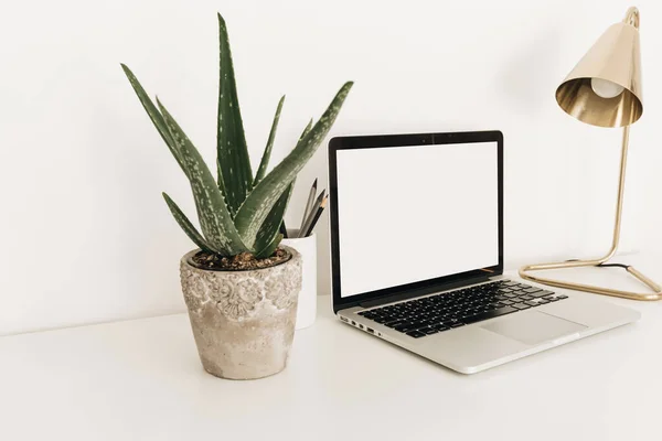 Ordenador Portátil Con Pantalla Espacio Copia Blanco Mesa Blanca Con —  Fotos de Stock